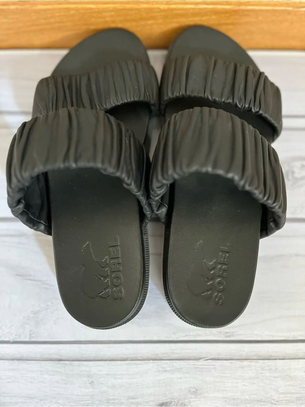 Women’s Sorel black Roaming 2 ruched strap slip on slide sandal. Size 7.5